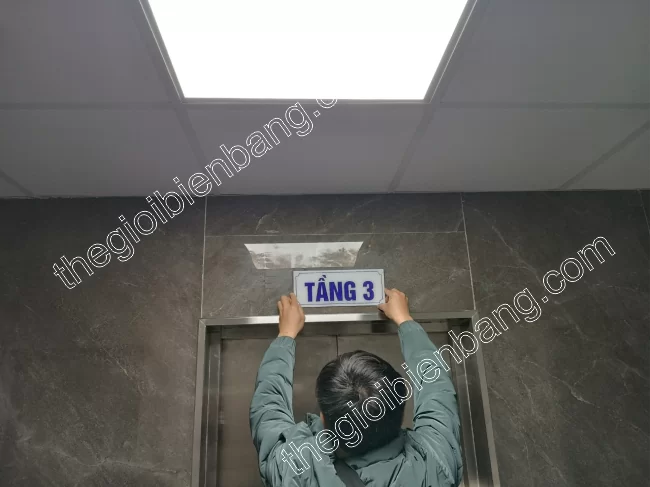 biển số tầng mica